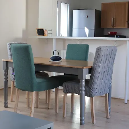 Central Location, 3 Bedroom In Apartment *